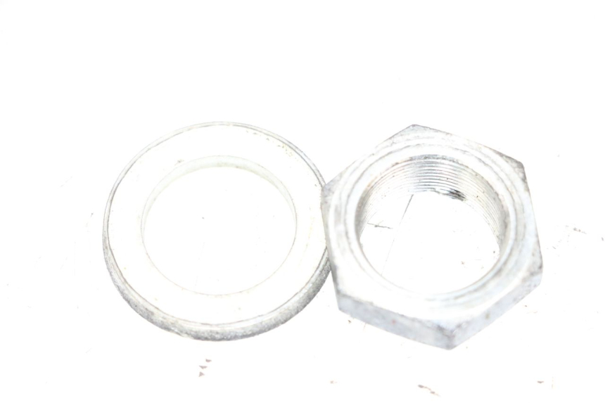 photo de TUERCA PIÑÓN SALIDA CAJA CAMBIOS YAMAHA MT-07 MT07 ABS 700 (2018 - 2020) - Primer plano técnico