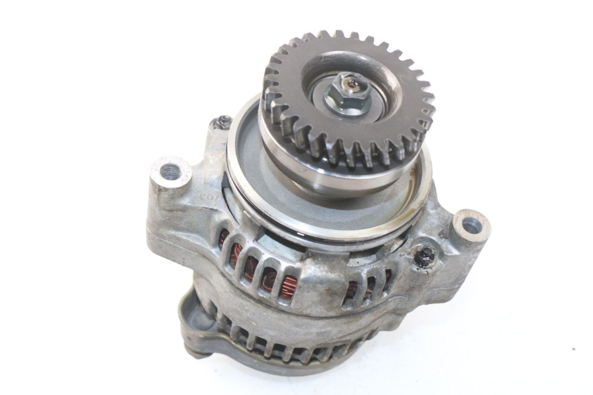 photo de ALTERNADOR SUZUKI GSX-F GSXF 600 (1998 - 2004) - Primer plano técnico