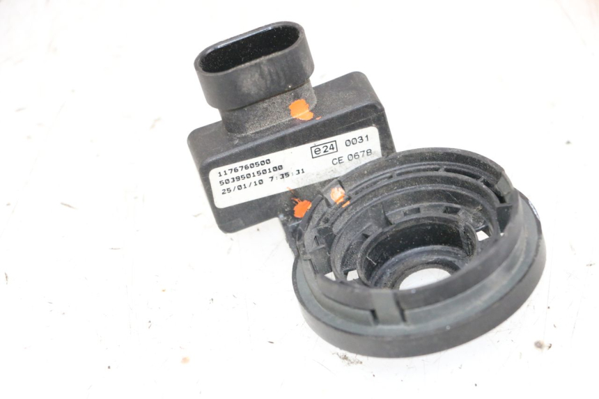 photo de ANTENA TRANSPONDEDOR PEUGEOT GEOPOLIS 400 (2007 - 2013) - Zoom estado de uso