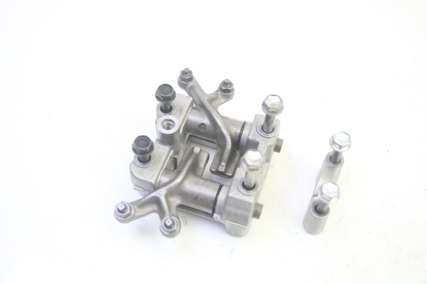 photo de ARBOL LEVAS SUZUKI BURGMAN 125 (2007 - 2014) - Detalles de los puntos de fijación