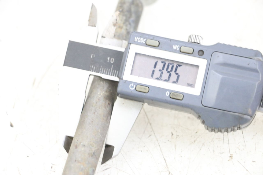 photo de Eje del brazo oscilante HYOSUNG GV AQUILA 125 (2000 - 2004) - Detalle de la pieza