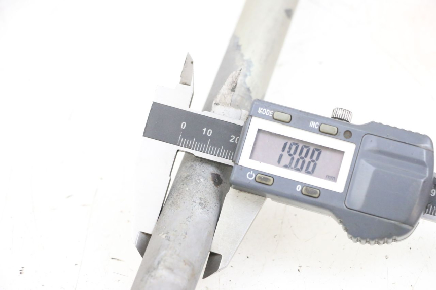 photo de EJE BASCULANTE SUZUKI DL V STROM 1000 (2002 - 2007) - Detalle de la pieza