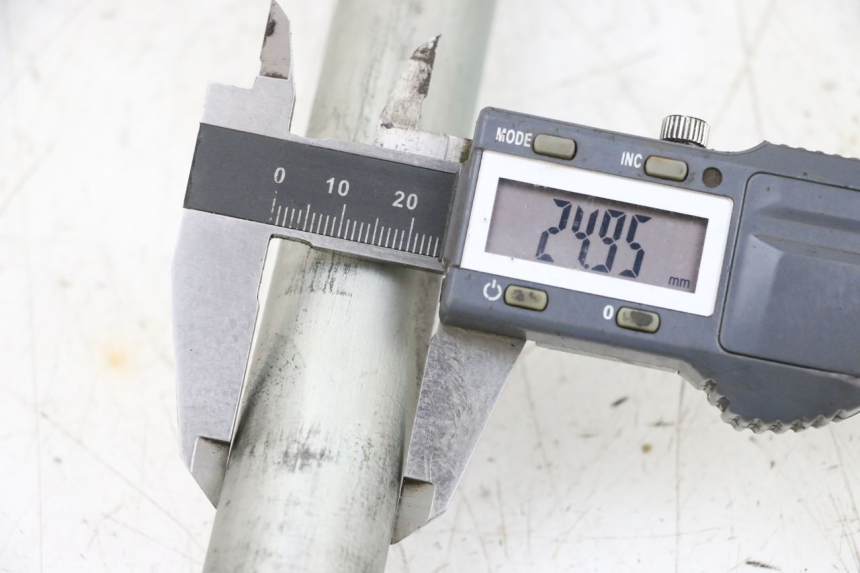 photo de EJE BASCULANTE SUZUKI GSXR GSX-R 1000 (2003 - 2004) - Primer plano técnico