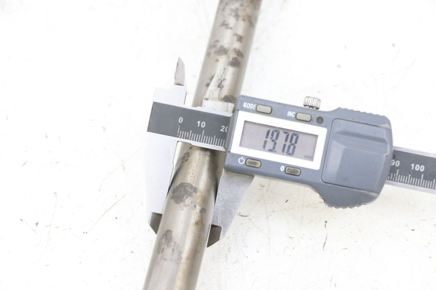 photo de EJE BASCULANTE KAWASAKI ZR 7 750 (1999 - 2001) - Detalle de la pieza