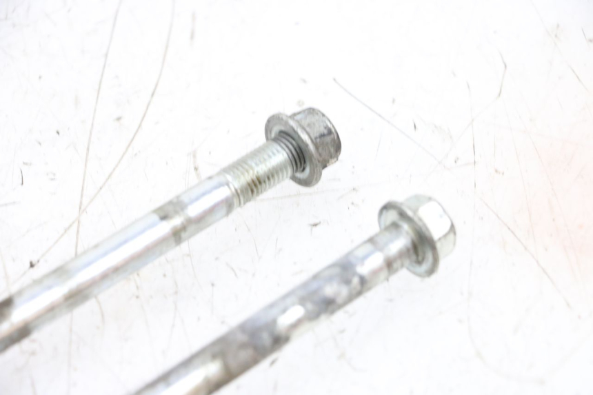 photo de EJE MOTOR SUZUKI GSXR GSX-R 1000 (2003 - 2004) - Detalles de los puntos de fijación