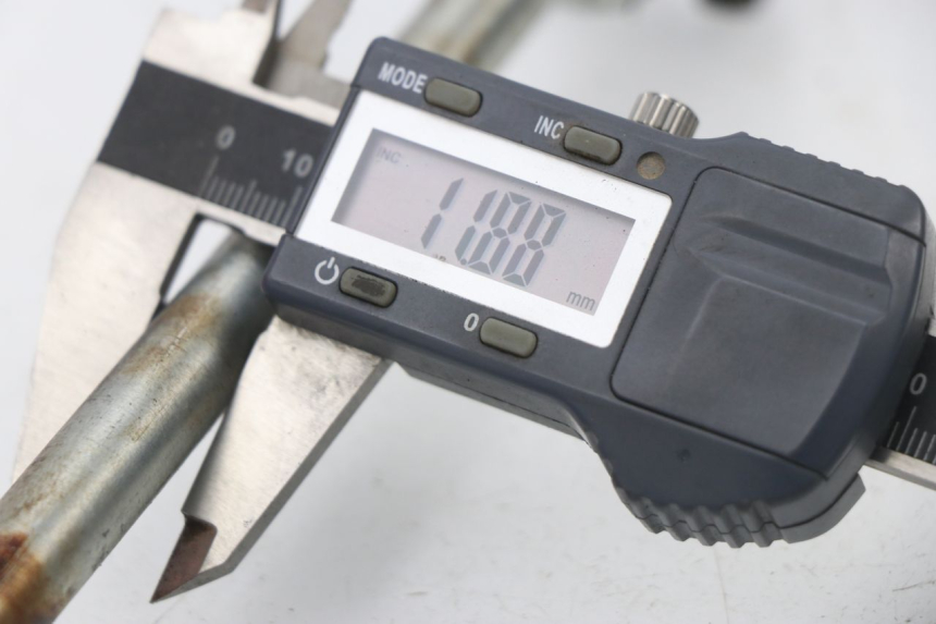 photo de EJE RUEDA TRASERO HONDA CBF 125 (2009 - 2015)