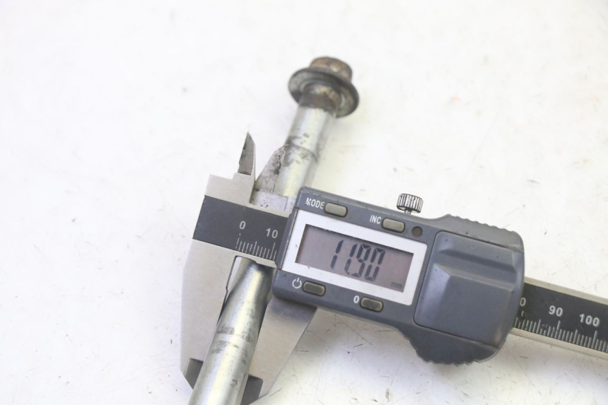 photo de EJE RUEDA TRASERO HONDA CBF 125 (2009 - 2015)