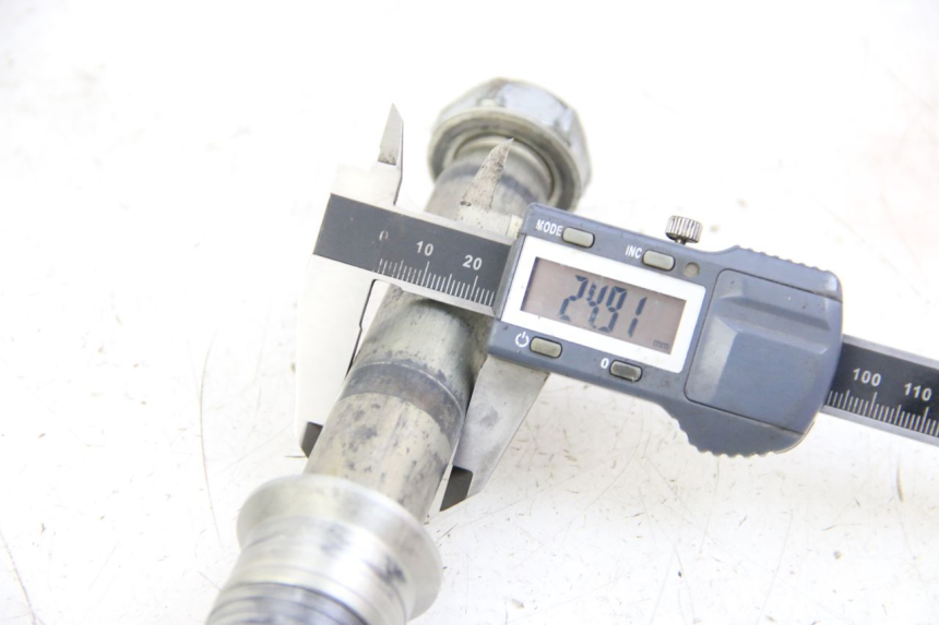 photo de EJE DE RUEDA TRASERA HONDA CRF 250 (2010 - 2013)