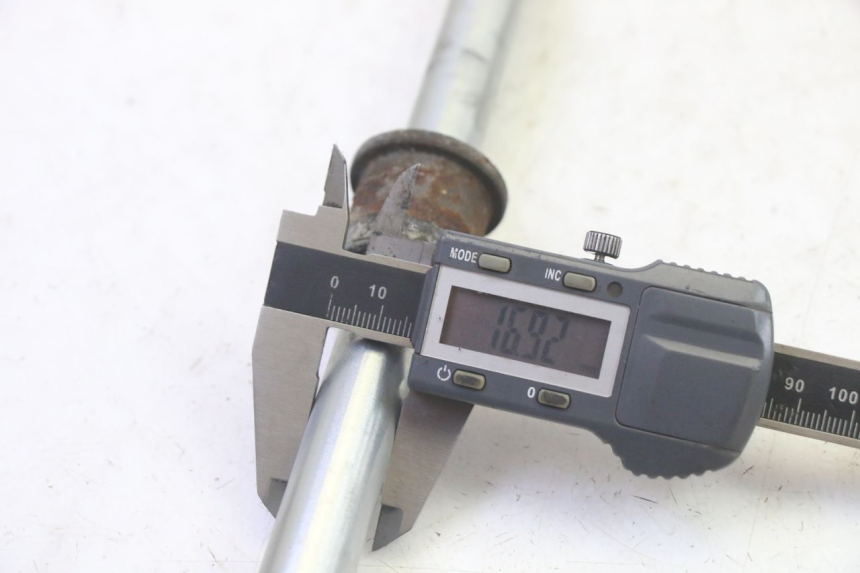 photo de EJE RUEDA TRASERO KAWASAKI GPX R WARBIRD 600 (1988 - 1993) - Primer plano técnico