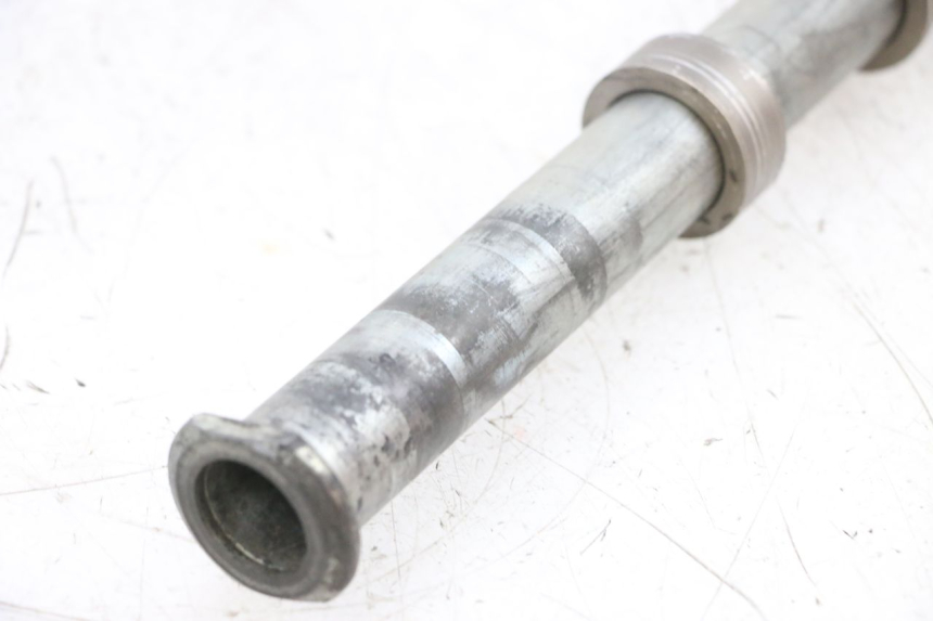 photo de EJE RUEDA TRASERO SUZUKI GSXR GSX-R 1000 (2003 - 2004) - Primer plano técnico