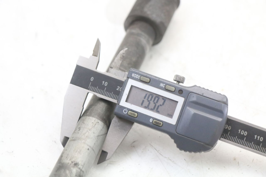 photo de EJE RUEDA TRASERO HONDA CBR F 1000 (1993 - 1996)