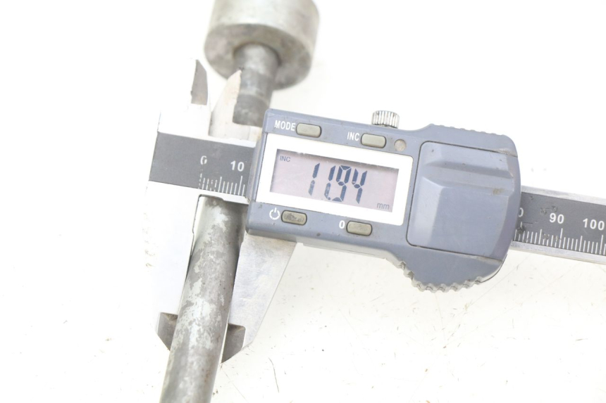 photo de EJE DE RUEDA TRASERA HONDA XR 70 (1997 - 2003)