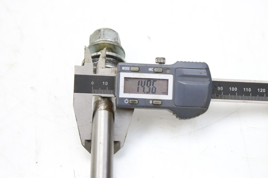photo de EJE DE RUEDA TRASERA SYM HUSKY 125 (1999 - 2005)