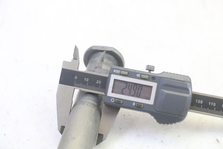 photo de EJE RUEDA TRASERO KAWASAKI KXF KX-F 250 (2017 - 2019) - Primer plano técnico