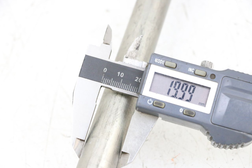 photo de EJE RUEDA TRASERO YAMAHA MT-07 MT07 ABS 700 (2018 - 2020) - Primer plano técnico