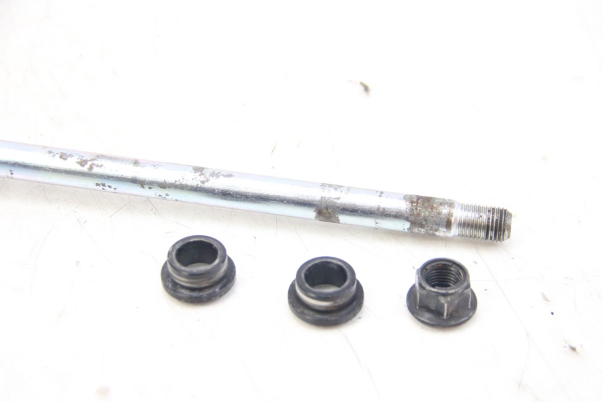 photo de EJE DE RUEDA TRASERA YAMAHA MT ABS 125 (2014 - 2018) - Primer plano técnico