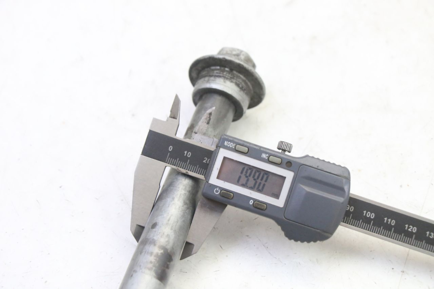 photo de EJE RUEDA TRASERO HONDA NTV DEAUVILLE 650 (2001 - 2006)