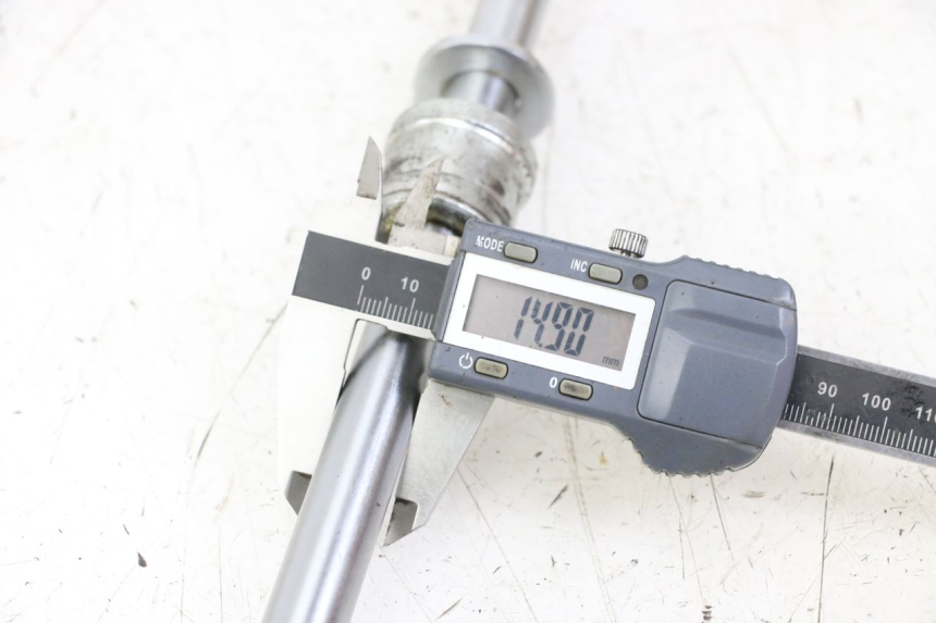 photo de EJE RUEDA TRASERO REGAL RAPTOR RAXTER 2 125 (2007 - 2015) - Otra perspectiva