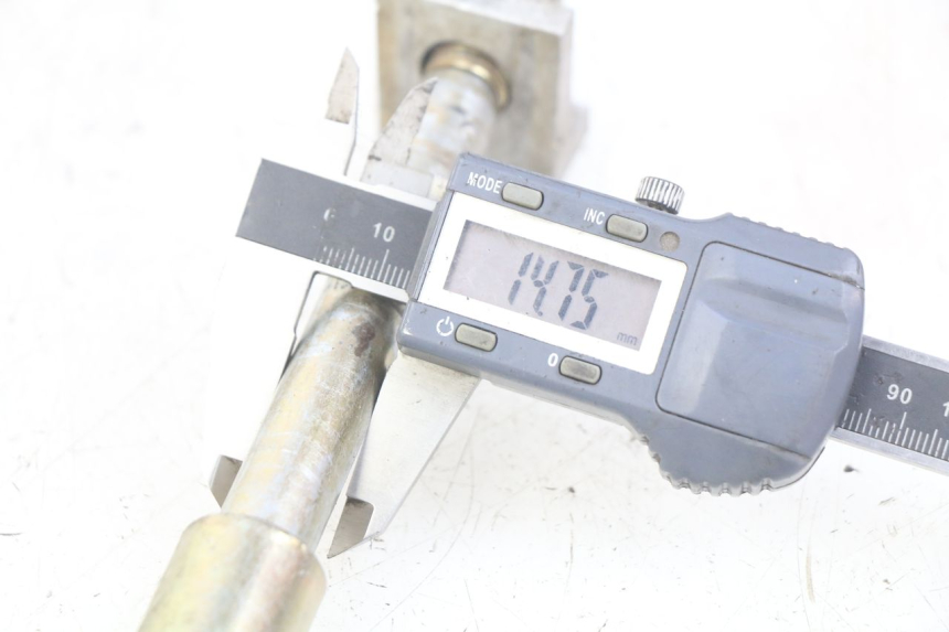 photo de EJE DE RUEDA TRASERA APOLLO RFZ 150