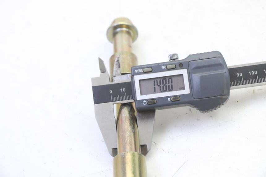 photo de EJE DE RUEDA TRASERA APOLLO RFZ 125