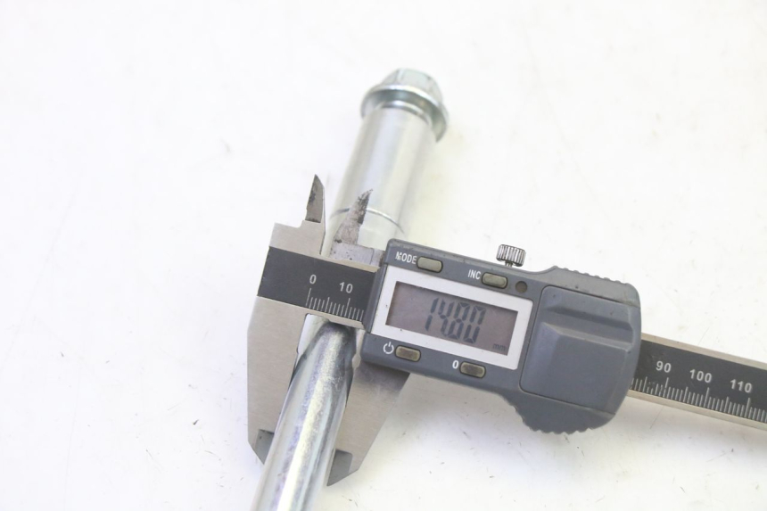 photo de EJE DE RUEDA TRASERA APOLLO RFZ 125