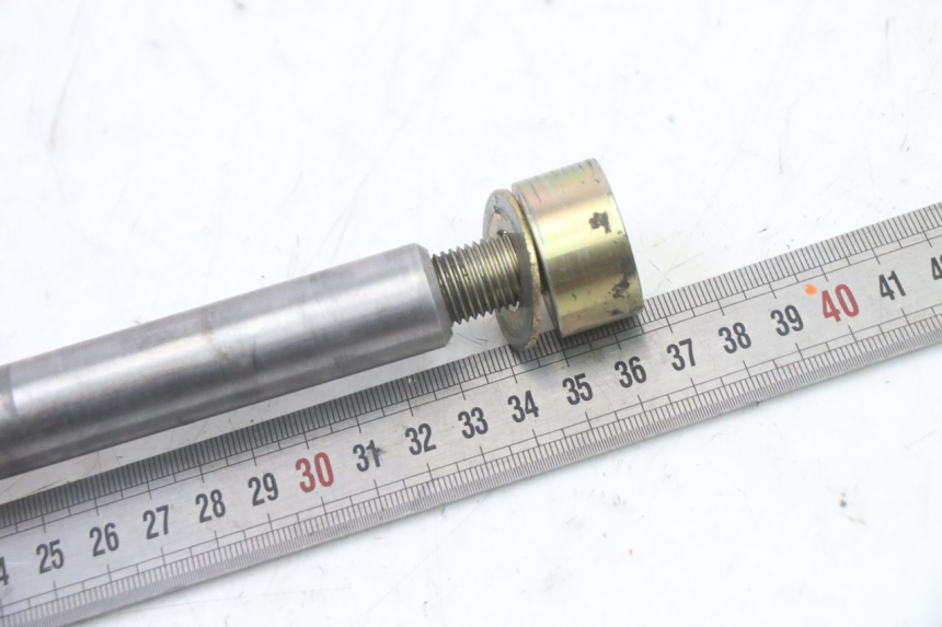 photo de EJE RUEDA TRASERO TRIUMPH SPRINT 900 (1995 - 1998)