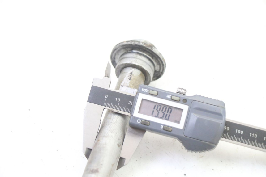 photo de EJE RUEDA TRASERO HONDA ST PAN EUROPEAN 1300 (2002 - 2013)