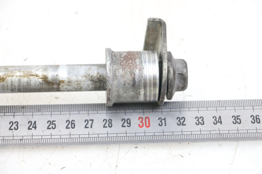 photo de EJE RUEDA TRASERO SUZUKI GZ MARAUDER 125 (1998 - 2004)
