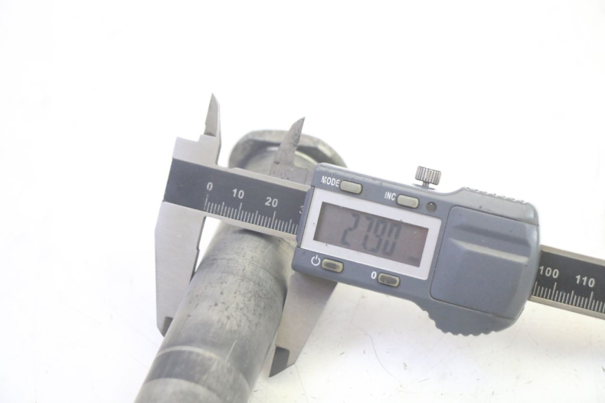 photo de EJE RUEDA TRASERO YAMAHA TDM ABS 900 (2002 - 2014) - Primer plano técnico