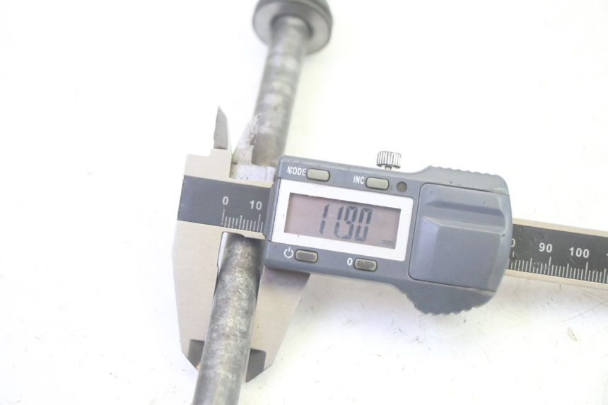 photo de EJE RUEDA TRASERO YAMAHA TTR 125 (2000 - 2020) - Primer plano técnico