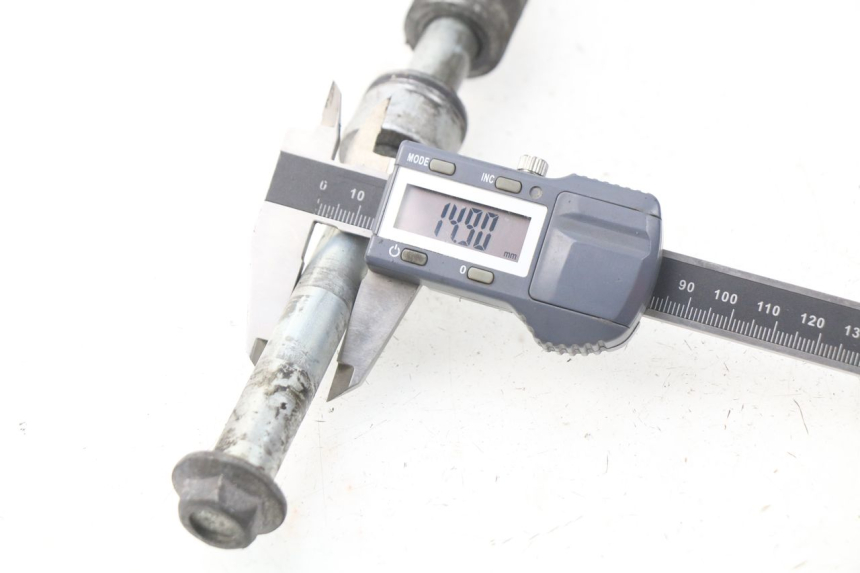 photo de EJE RUEDA TRASERO HONDA XLV VARADERO 125 (2000 - 2006)