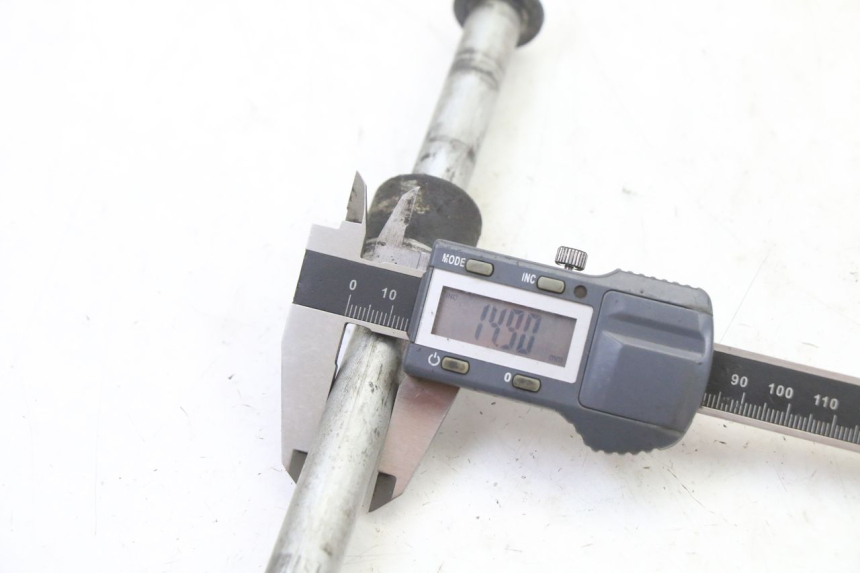photo de EJE RUEDA TRASERO HONDA XLV VARADERO 125 (2000 - 2006)