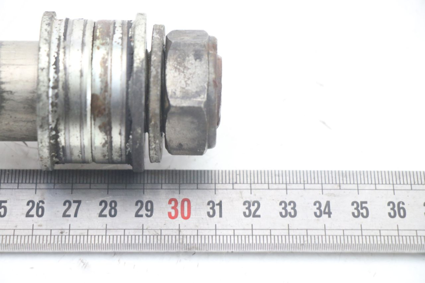 photo de EJE RUEDA TRASERO YAMAHA FZ6 FAZER S2 600 (2007 - 2011)