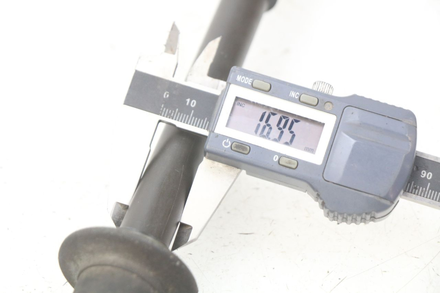 photo de EJE DE RUEDA TRASERA YAMAHA XP T-MAX TMAX 500 (2004 - 2007)