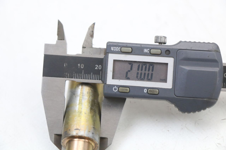 photo de EJE RUEDA DELANTERO HYOSUNG GV AQUILA 125 (2000 - 2004) - Otra perspectiva