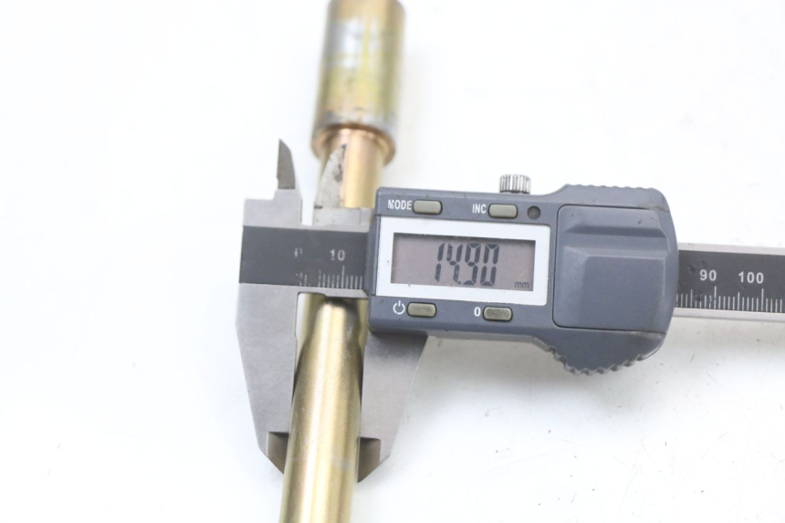 photo de EJE RUEDA DELANTERO HYOSUNG GV AQUILA 125 (2000 - 2004) - Primer plano técnico