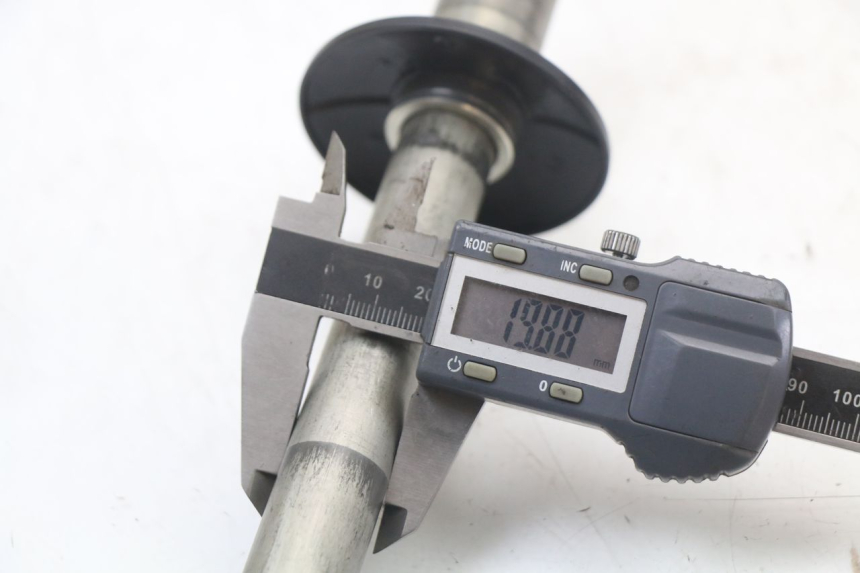 photo de EJE RUEDA DELANTERO HONDA CRF R 250 (2020 - 2021) - Primer plano técnico