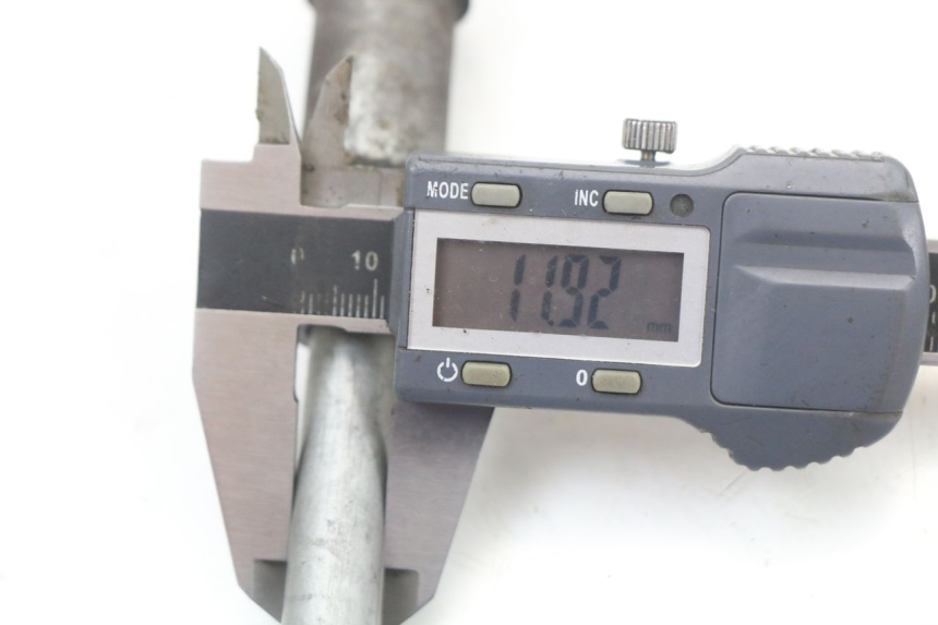photo de EJE DE LA RUEDA DELANTERA HONDA FES PANTHEON 2T 125 (1998 - 2002)