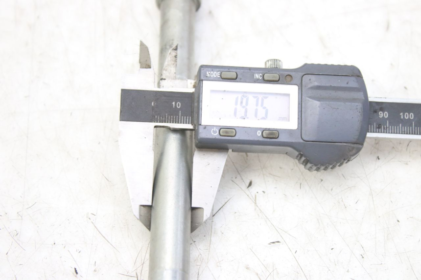 photo de EJE DE LA RUEDA DELANTERA DERBI GPR 50 (2004 - 2009)