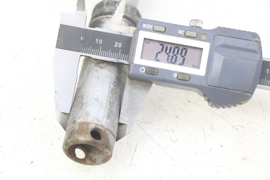 photo de EJE DE LA RUEDA DELANTERA HONDA FJS SILVERWING SILVER WING 400 (2009 - 2016)