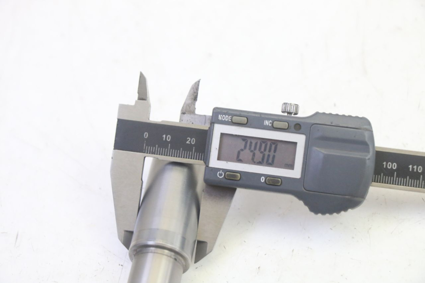 photo de EJE RUEDA DELANTERO BMW R GS 1250 (2021 - 2024) - Primer plano técnico