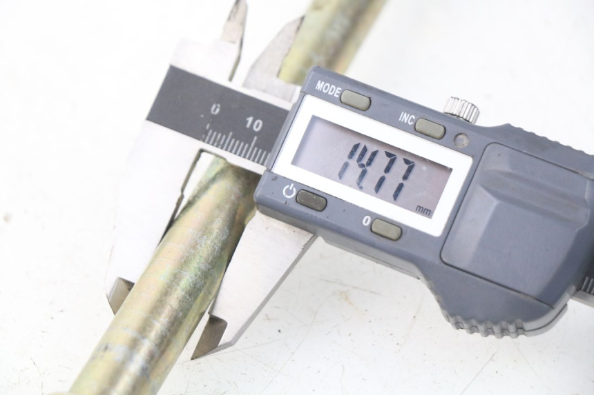 photo de EJE DE LA RUEDA DELANTERA APOLLO RFZ 150