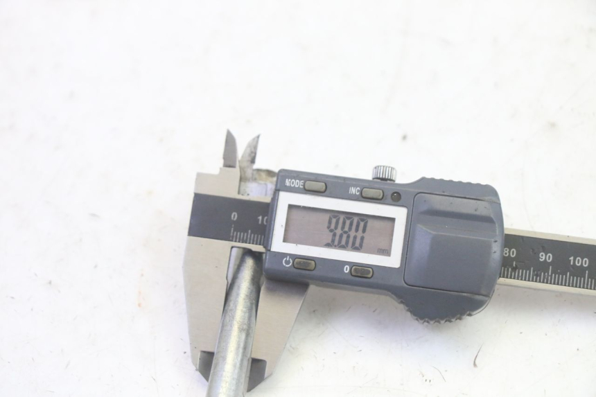 photo de EJE DE LA RUEDA DELANTERA TNT MOTOR ROMA 10' 4T 50 (2019 - 2022) - Primer plano técnico