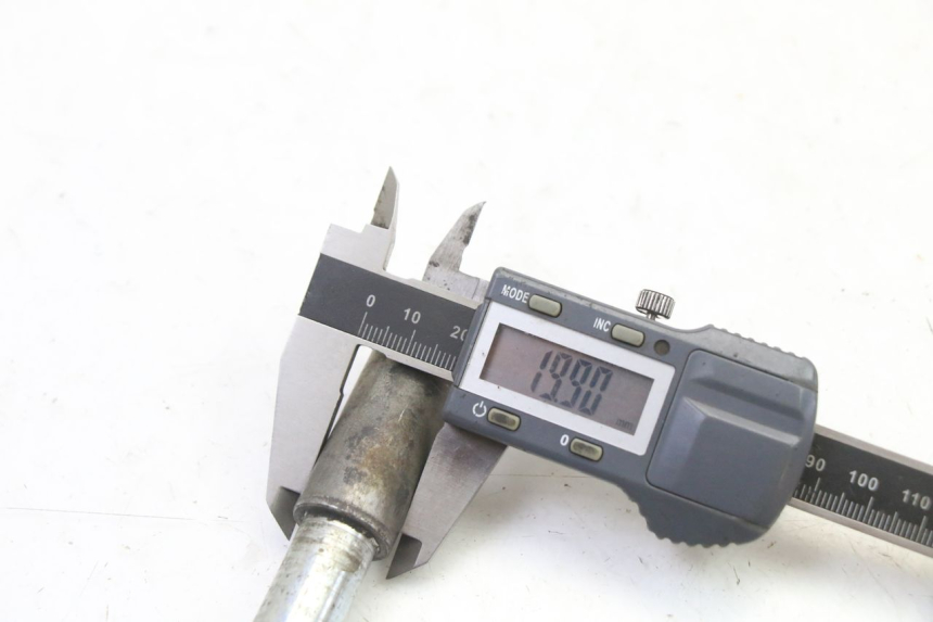 photo de EJE RUEDA DELANTERO GILERA RUNNER SL 50 (2006 - 2009)