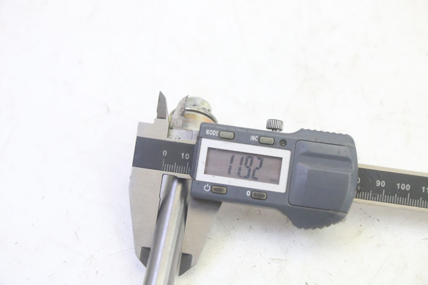 photo de EJE RUEDA DELANTERA DAELIM S1 125 (2007 - 2016) - Primer plano técnico