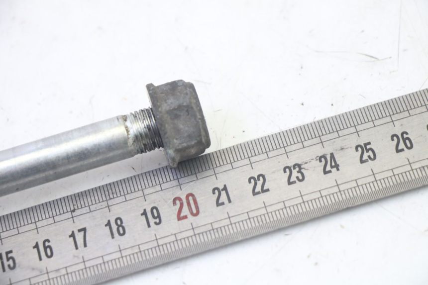 photo de EJE RUEDA DELANTERO HONDA SCV LEAD 100 (2003 - 2007) - Otra perspectiva