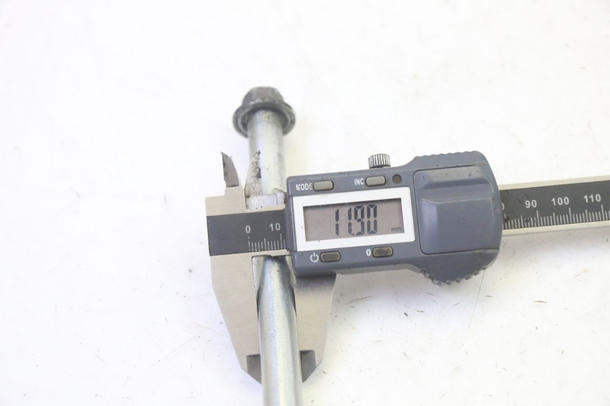 photo de EJE RUEDA DELANTERO HONDA SCV LEAD 100 (2003 - 2007) - Primer plano técnico