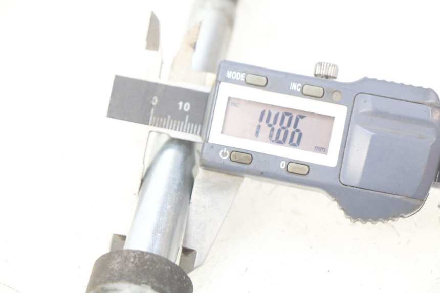 photo de EJE DE LA RUEDA DELANTERA SUZUKI SIXTEEN 125 (2008 - 2010)