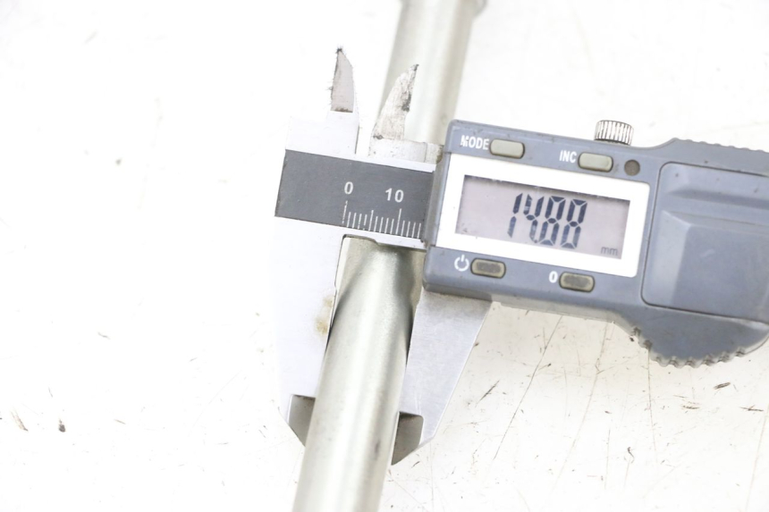 photo de EJE RUEDA DELANTERO PEUGEOT SPEEDFIGHT 4 4T EFI 50 (2021 - 2025) - Zoom estado de uso