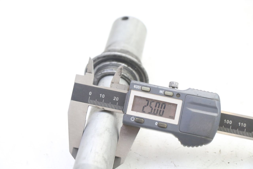 photo de EJE RUEDA DELANTERO HONDA ST PAN EUROPEAN 1300 (2002 - 2013)